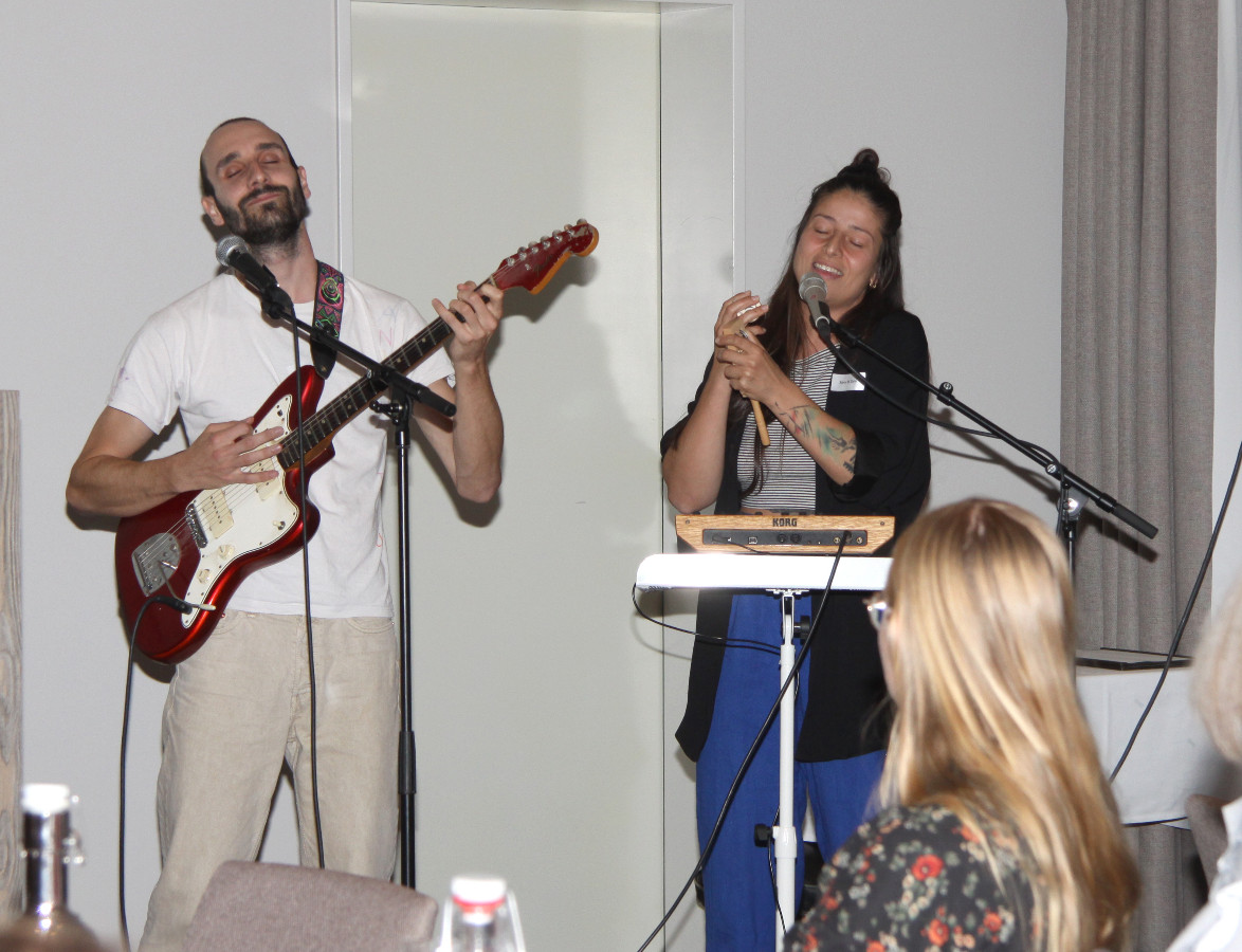 Bild_8_Sara Di Caro (Gesang) und Anatole Buccella (Gitarre) umrahmen den Abend musikalisch.jpg